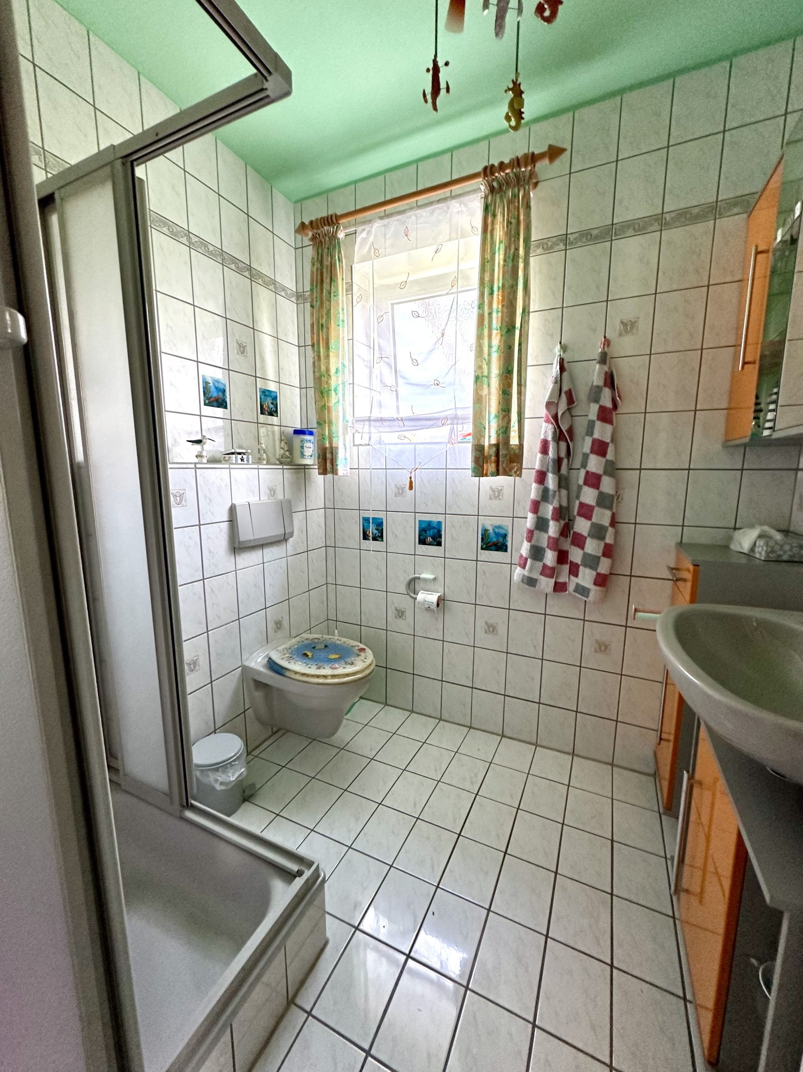 Gästebad und WC im EG