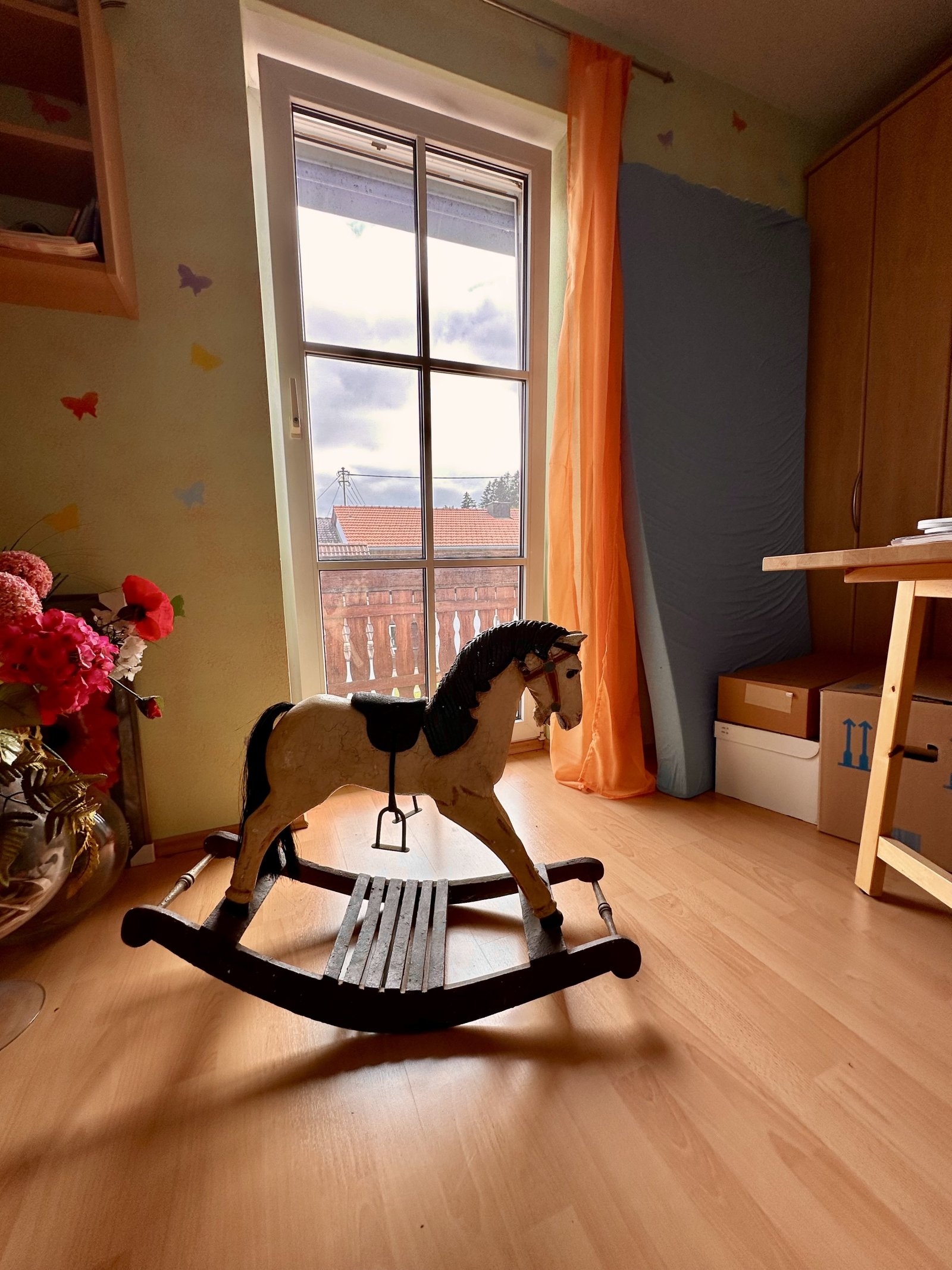 Kinderzimmer mit Zugang zum Balkon