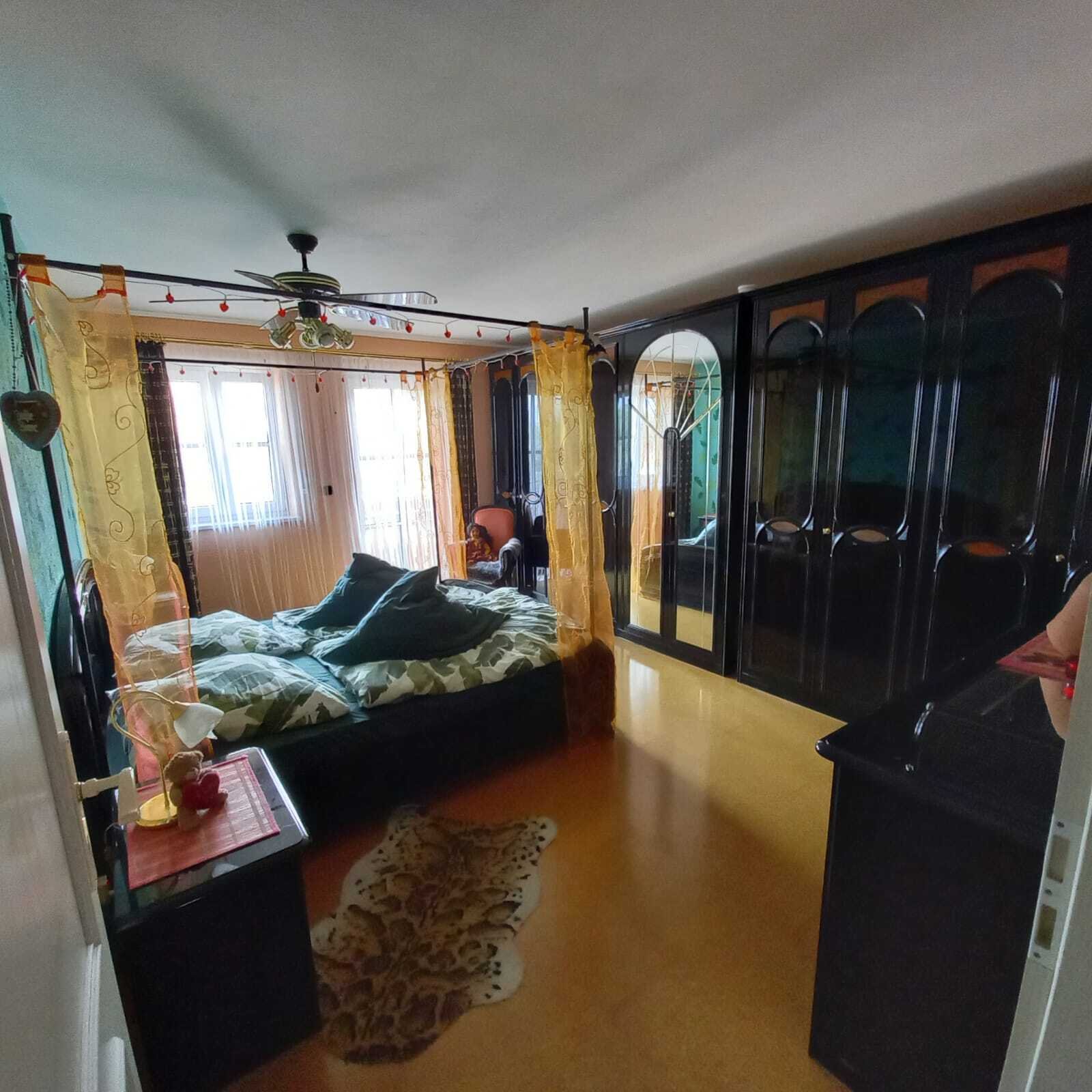 Schlafzimmer mit Zugang zum Balkon