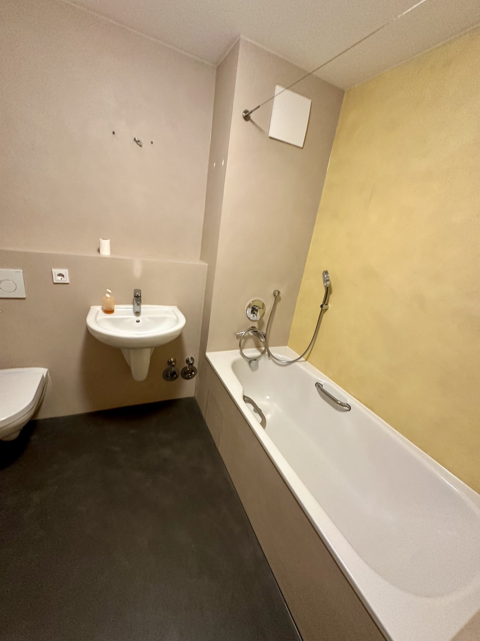 2. Badezimmer mit Badewanne 