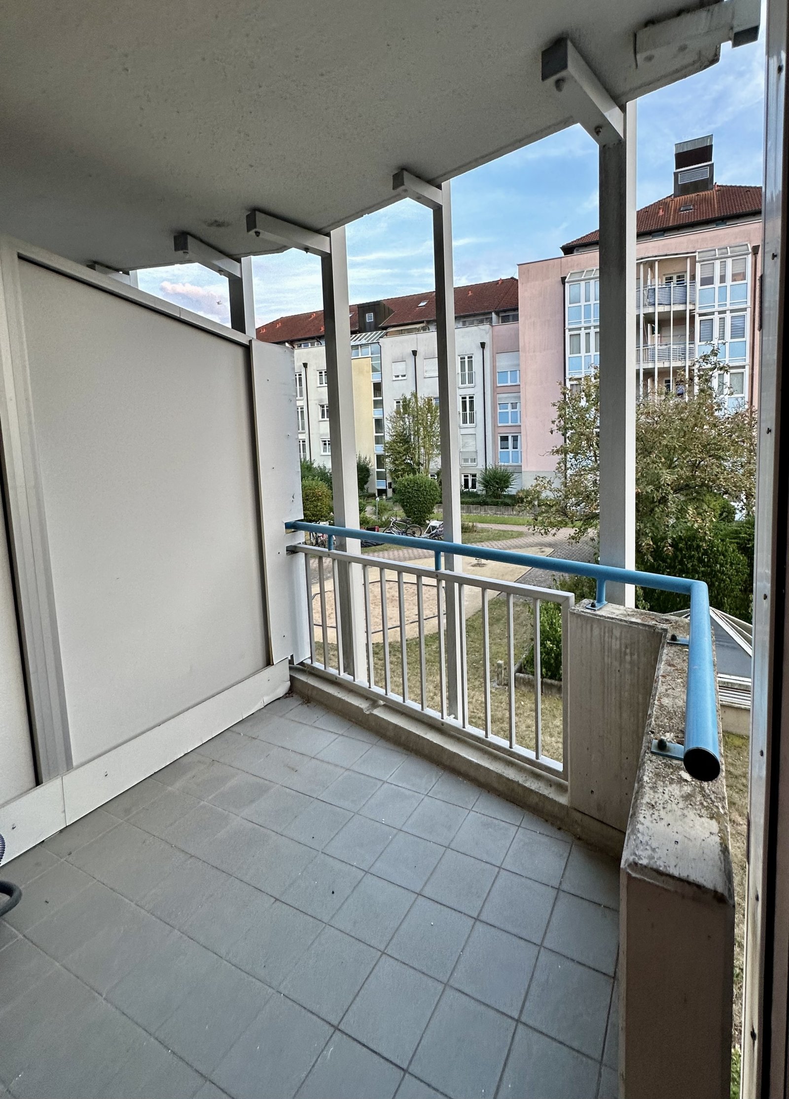 Balkon 1, überdacht zum Innenhof (Eingangsseite)